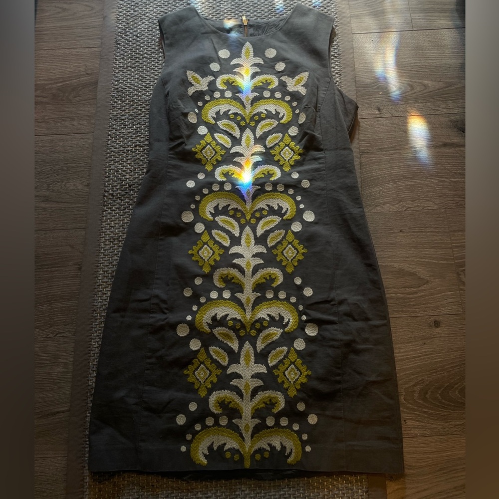 Black Sheath Mini Dress with Crew Neck and Sleeveless Design